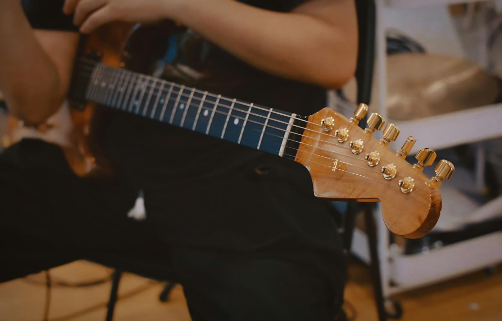 Studio di registrazione moderno con strumenti musicali, console di mixaggio e ambiente accogliente per l'apprendimento della composizione musicale